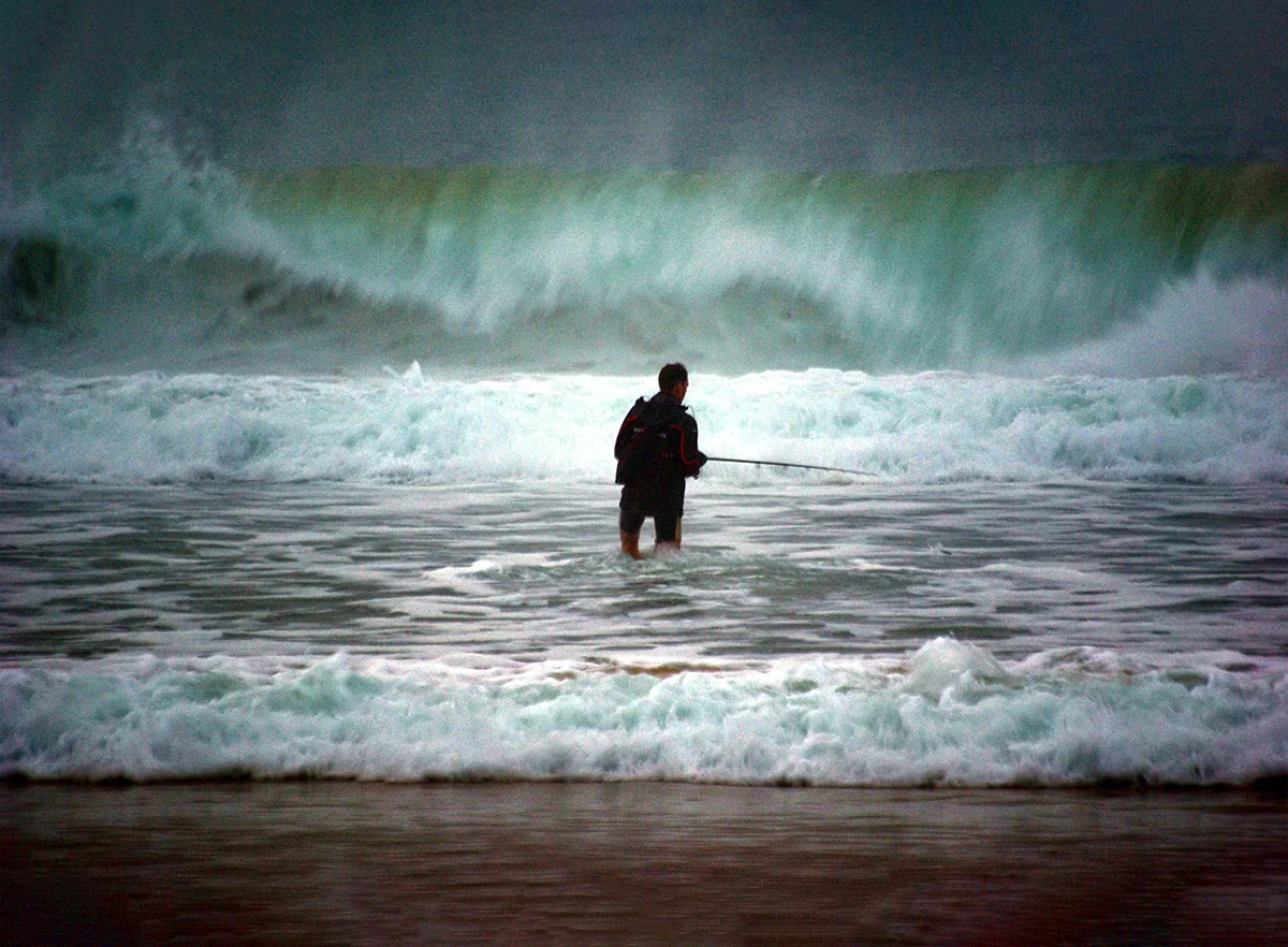 Guillaume Fourrier pêche dans les vagues de Lacanau
